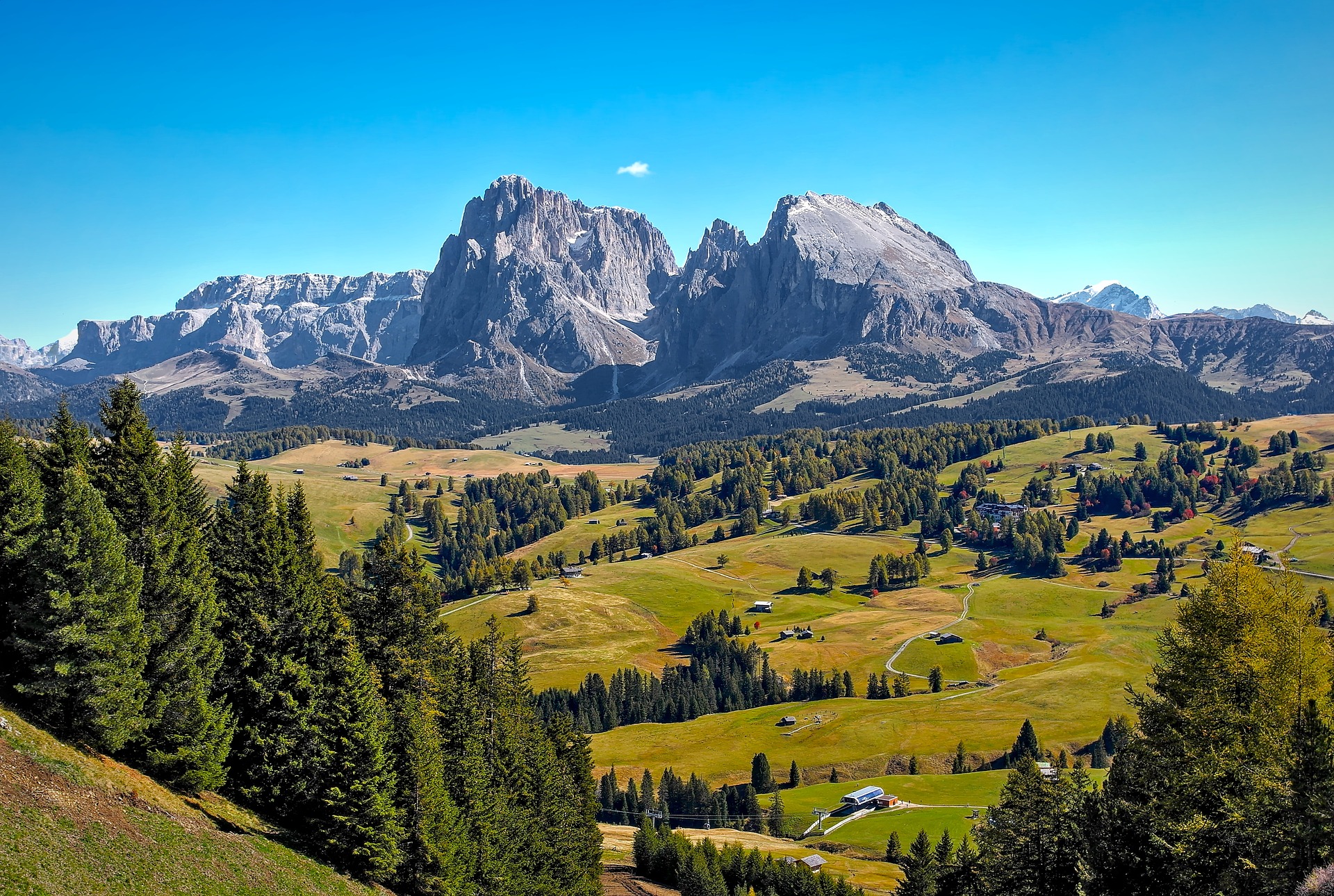 mountains-g1558057d1_1920.jpg